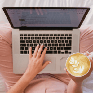 Zdjęcie ilustrujące pracę na laptopie