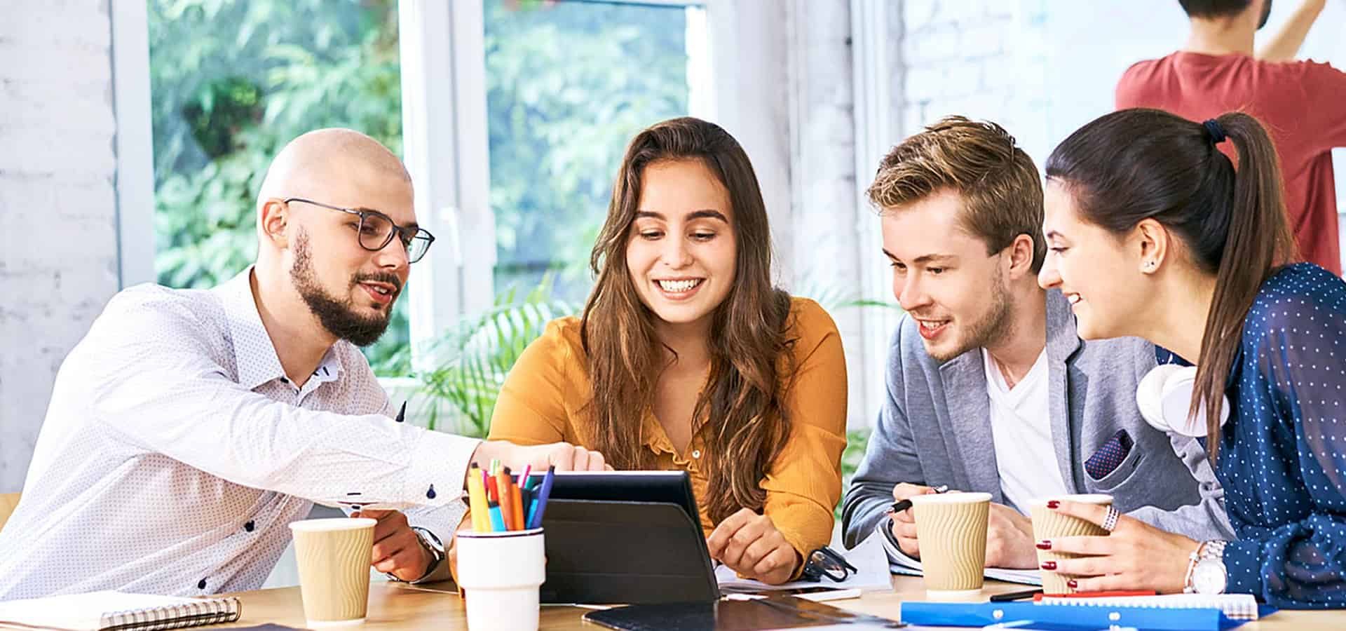 Zdjęcie do zakładki Samorząd studencki Zdjęcie ilustrujące pracę przy tablecie